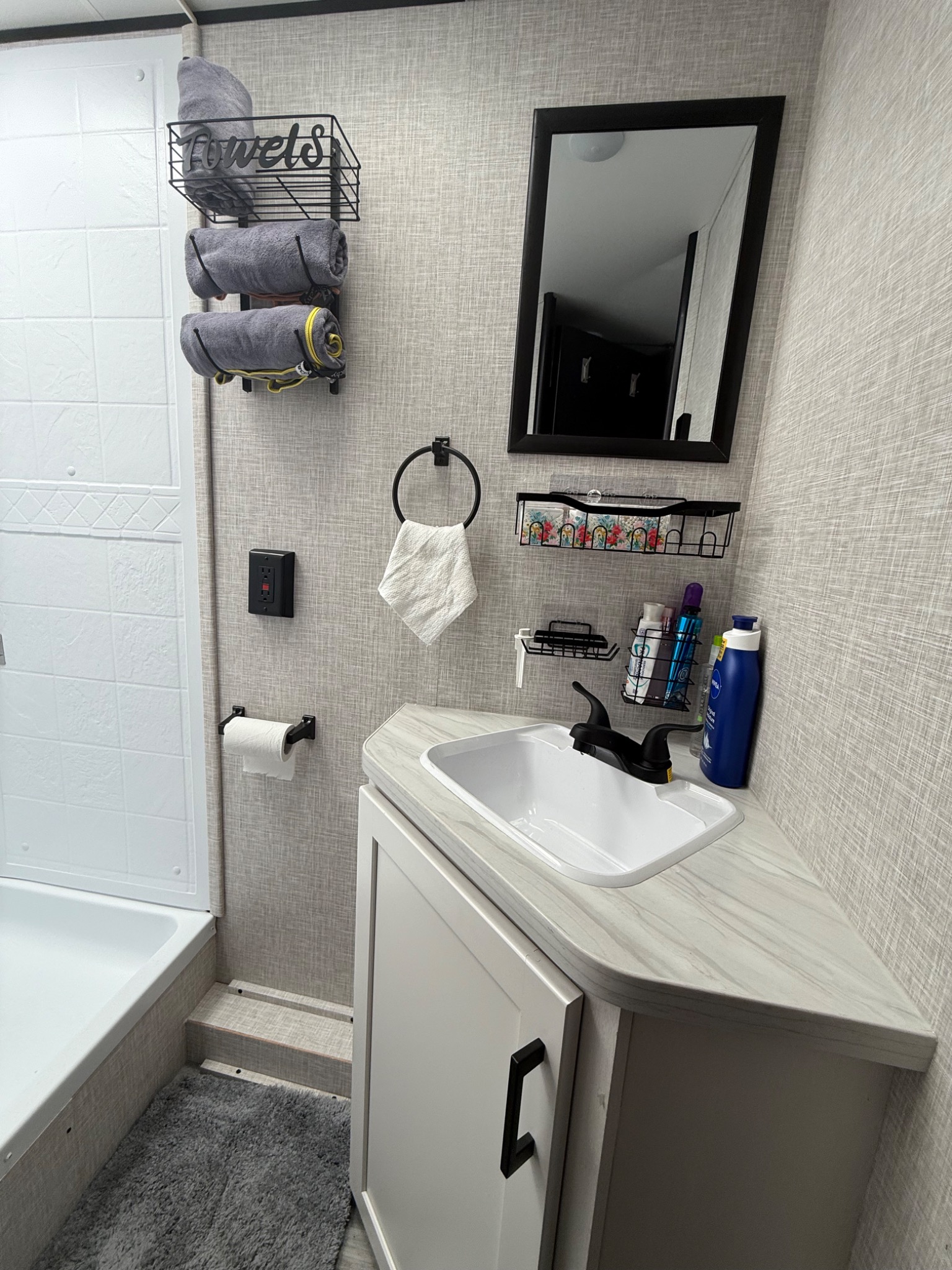 Kitchenette with microwave & fridge